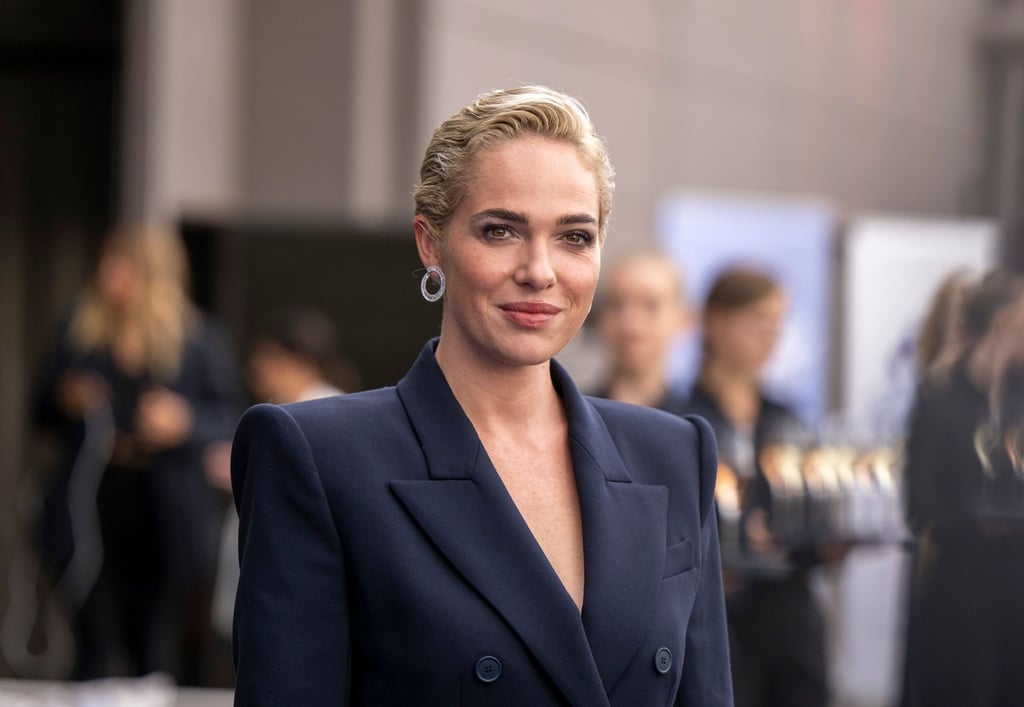 Verena Altenberger kommt zur Verleihung des Deutschen Schauspielpreises 2022.