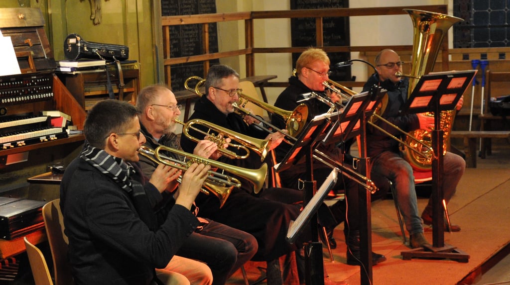 Der Posaunenchor der St. Trinitatsiskirche in Genthin spielt in Parchen ein Konzert zugunsten der Kirchenorgel.