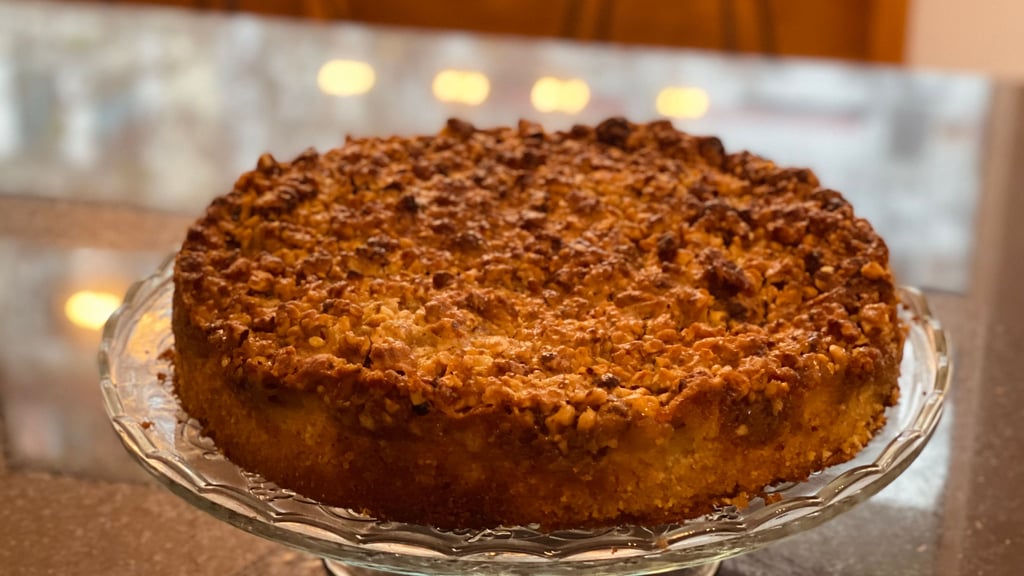 Der karamellisierte Birnen-Nusskuchen aus dem Café "Yerevan" aus Magdeburg verströmt besinnliche Gerüche zur Adventszeit und erinnert ganzjährig mit seinen vielen verschiedenen Nüssen an Weihnachten.