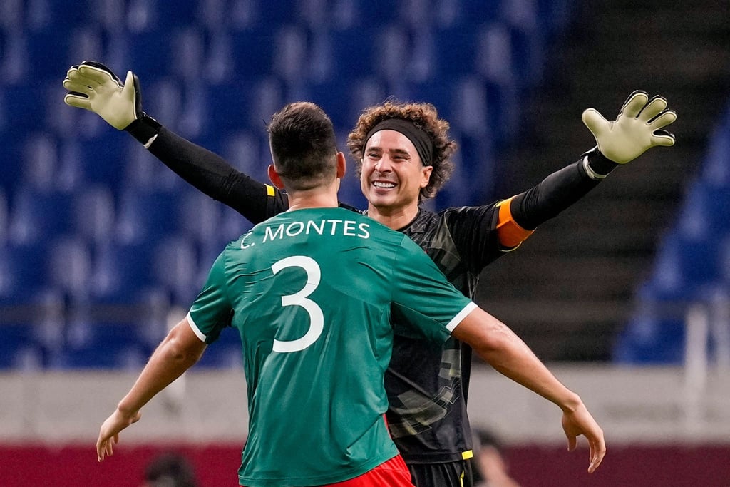 Mexikos Torwart Guillermo Ochoa (r) steht im Aufgebot für die WM in Katar.