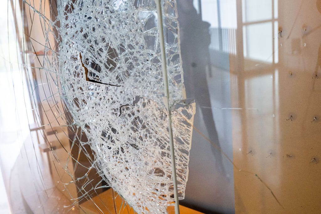 Ein eingeschlagenes Vitrinen-Fenster im Kelten-Römer-Museum.