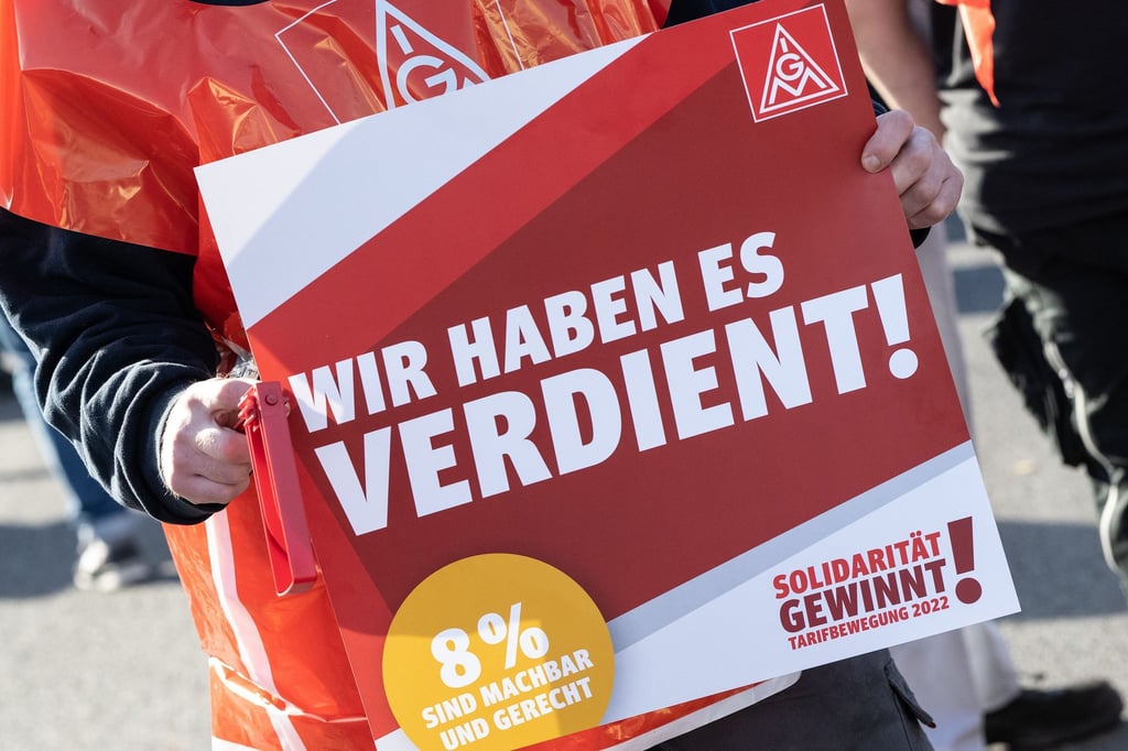 Mitglieder der IG Metall kämpfen bei einem Warnstreik für mehr Lohn.