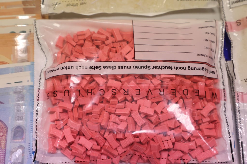 Ecstasy liegt auf einem Tisch der Polizei.