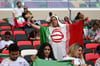 Ein Fan aus dem Iran steht vor dem Spiel gegen Wales auf der Tribüne.