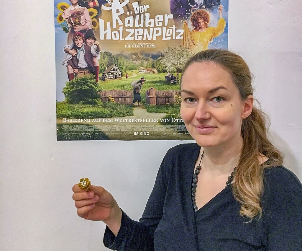 Goldschmiedin Sabine Beyer mit dem Film-Ring für „Räuber Hotzenplotz“