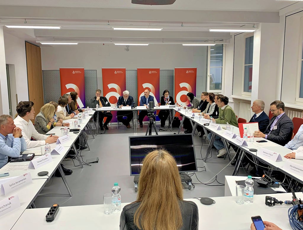 Wirtschaftsminister Armin Willingmann war am Montag zu Gast in der Hochschule, um mit Ukrainern über ihre Schicksale zu reden.