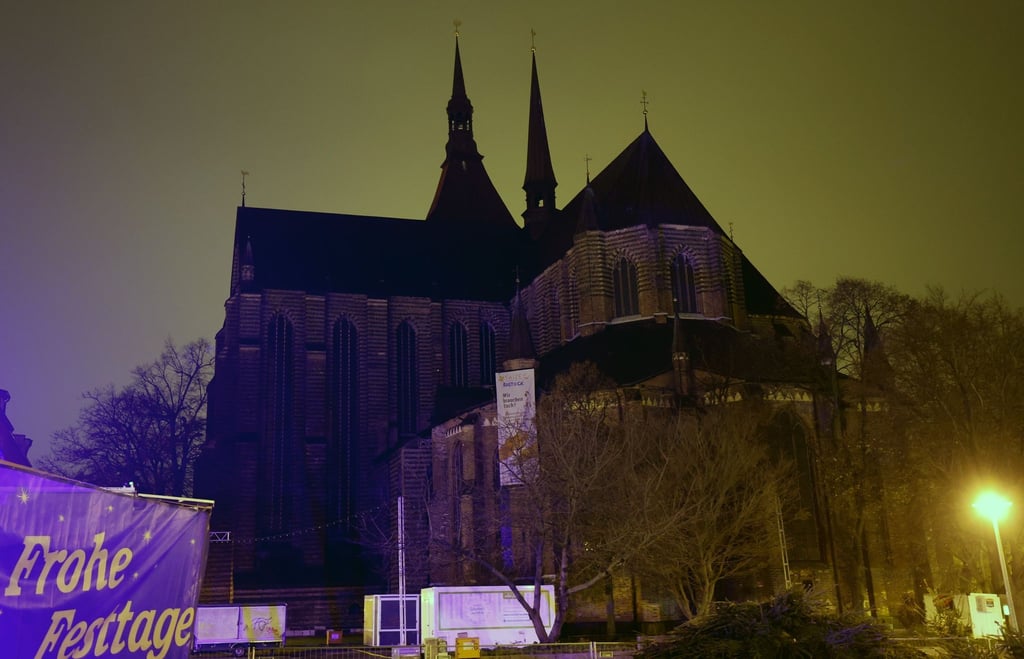 Die Marienkirche in Rostock: Vielerorts sollen an den Außenbeleuchtungen gespart und Kirchen nicht mehr angestrahlt werden.