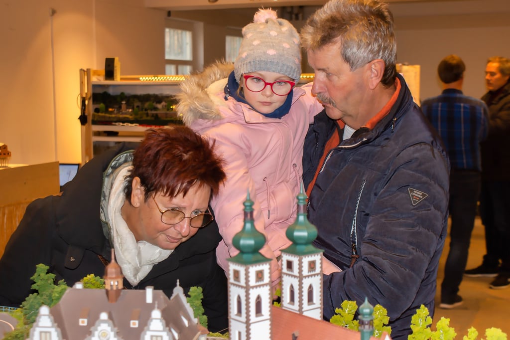 Die fünfjährige Clara, hier mit Oma Kerstin und Opa Erhard, ist von den fahrenden Feuerwehrautos begeistert. Später einmal eine Modelleisenbahn zu besitzen, das könnte sich das Mädchen sehr gut vorstellen.