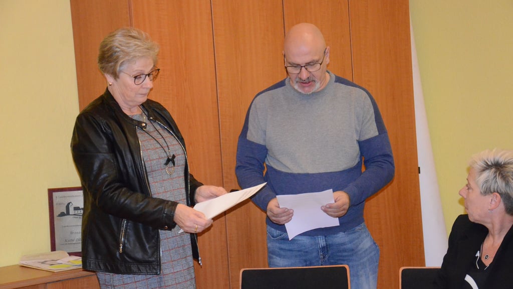 Thomas Klauß ist neues Mitglied im Kalbenser Stadtrat. Die Stadtratsvorsitzende Ortrun Cyris nimmt die Verpflichtung des neuen Stadtratsmitgliedes vor.