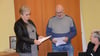 Thomas Klauß ist neues Mitglied im Kalbenser Stadtrat. Die Stadtratsvorsitzende Ortrun Cyris nimmt die Verpflichtung des neuen Stadtratsmitgliedes vor. 