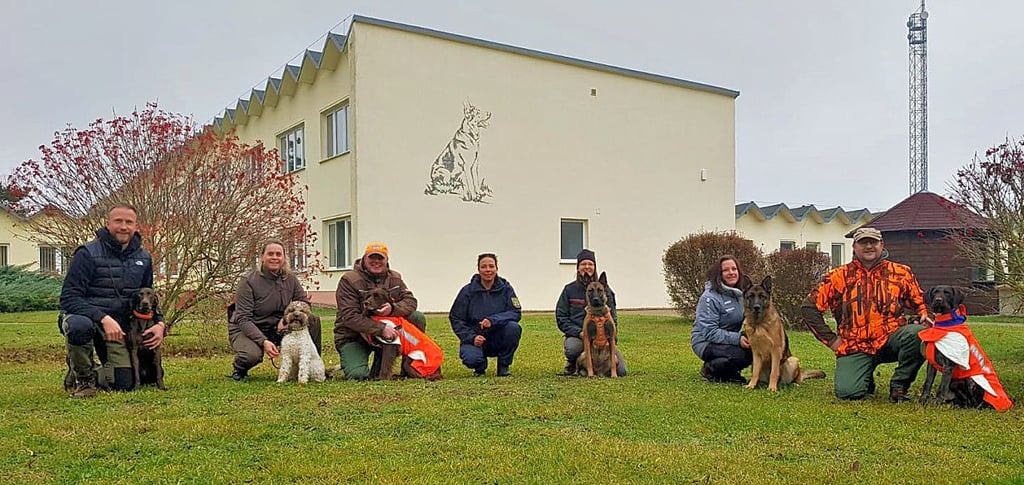 Jens Mösenthin, Stefanie Pieles, Tobias Thätner und Ausbilderin Polizeioberkommissarin Stephanie Marx sowie Viktoria Große, Melanie Pleb und Yves Müller (von links) mit ihren Kadaverspürhunden.