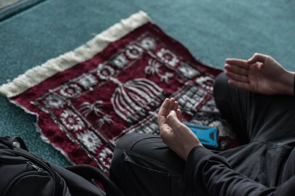Muslime verrichten das erste Freitagsgebet in der „Masjid El-Ummah “ in der ersten Woche des Ramadan.