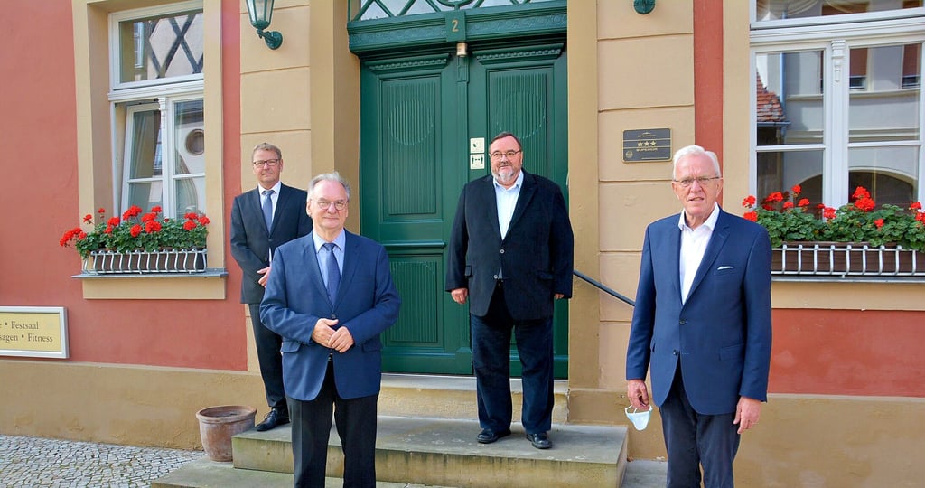 Im September 2020 war die Vorfreude auf Tomaten und Paprika „made in Arneburg“ groß: Ministerpräsident Reiner Haseloff, der damalige Tangermünder Bürgermeister Jürgen Pyrdok und der Arenburger Bürgermeister Lothar Riedinger trafen sich mit dem Fakt-AG-Chef Hubert Schulte-Kemper (rechts) in Tangermünde.