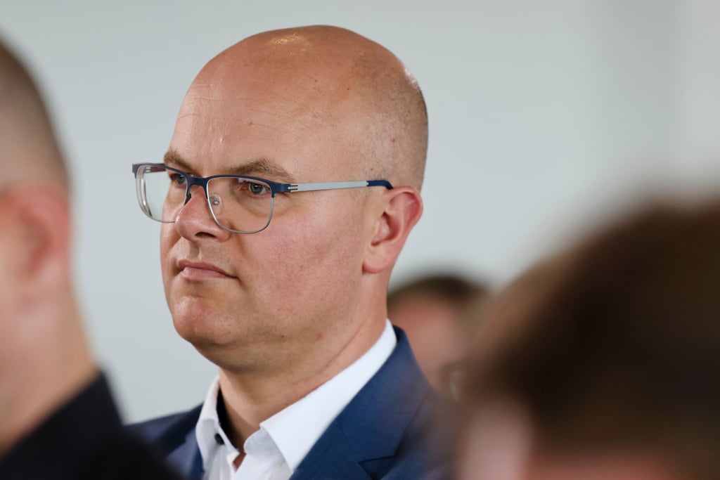 Tobias Goldschmidt (Bündnis90/Die Grünen), Umweltminister in Schleswig-Holstein, vor der Presse.