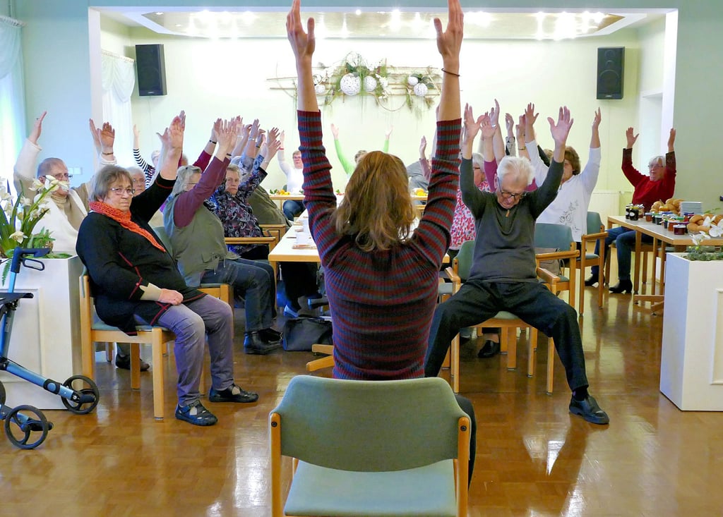 Die Jessener Gruppe des Vereins Frauenselbsthilfe Krebs trainiert mit Viktoria Anspach Sitz-Yoga im örtlichen Seniorentreff.