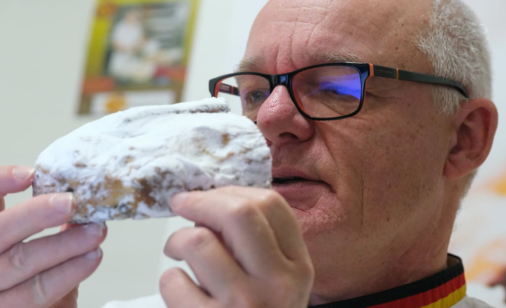 Michael Isensee testet Weihnachtsstollen.