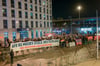 Demonstranten protestieren gegen die AfD-Kundgebung auf dem Riebeckplatz.