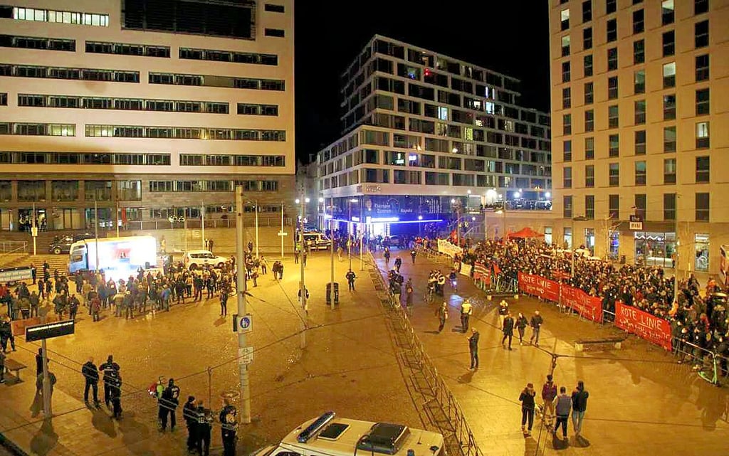 AfD-Kundgebung (l.) und Gegendemonstranten trafen auf dem Riebeckplatz aufeinander.