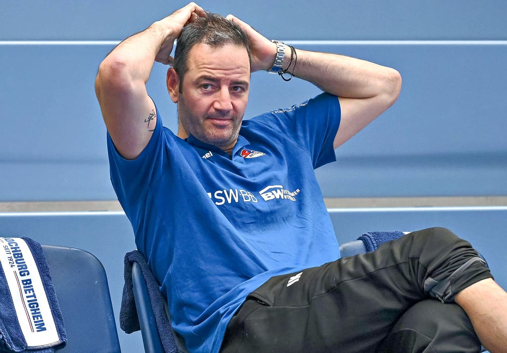 Star-Trainer Iker Romero und Bietigheim stecken vor dem Auftritt in Dessau in der Krise.