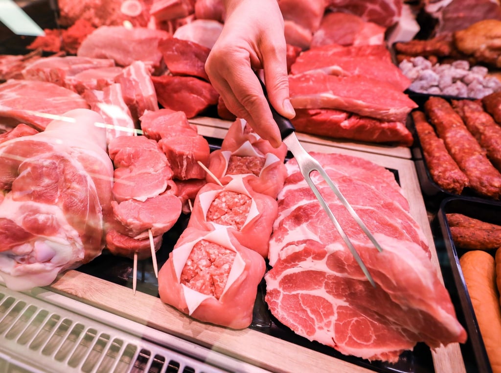 Verschiedene Sorten Schweinefleisch und Rindfleisch liegen in einer Fleischtheke in einem Supermarkt.