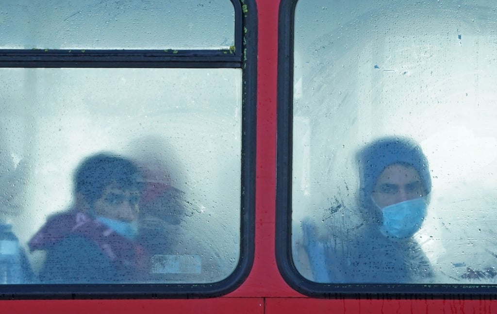 Eine Gruppe von Menschen, bei denen es sich vermutlich um Migranten handelt, in einem Bus in Dover.