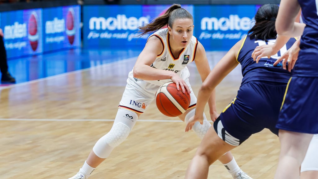 Halles Laura Schinkel bei ihrem Debüt die deutsche Basketball-Nationalmannschaft.