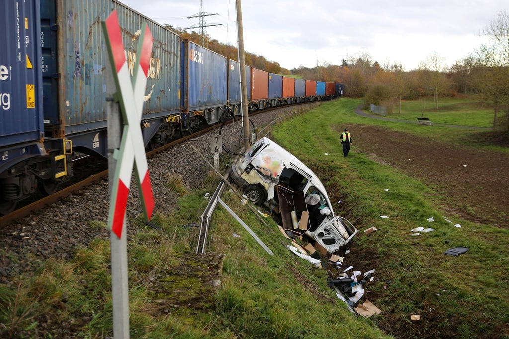 Ein beschädigtes Auto liegt neben einer Bahnstrecke im Graben bei Lenglern im Kreis Göttingen.