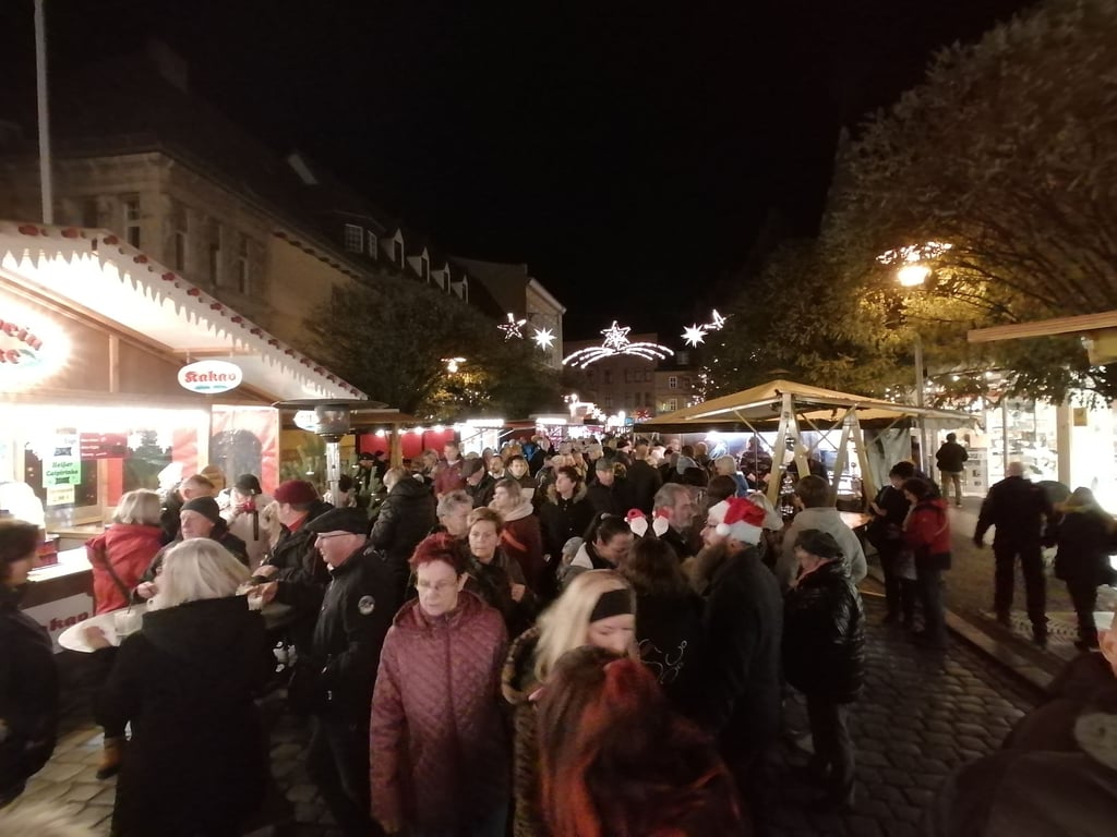 Hunderte finden sich in Aschersleben zur Eröffnung des ersten Weihnachtsmarktes seit zwei Jahren ein.