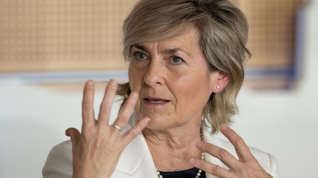 Karola Wille, Intendantin des Mitteldeutschen Rundfunks (MDR), diskutiert auf bei einer Konferenz in Leipzig in einem Panel.