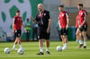 Wales-Trainer Rob Page (M) und seine Mannschaft wollen sich nur auf das kommende Spiel gegen den Iran konzentrieren.