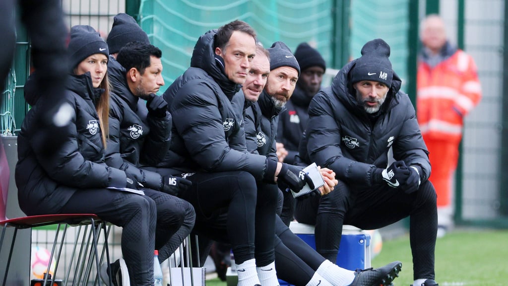 Arbeitsplatz auf der Eiskiste: Marco Rose und sein Assistententross.