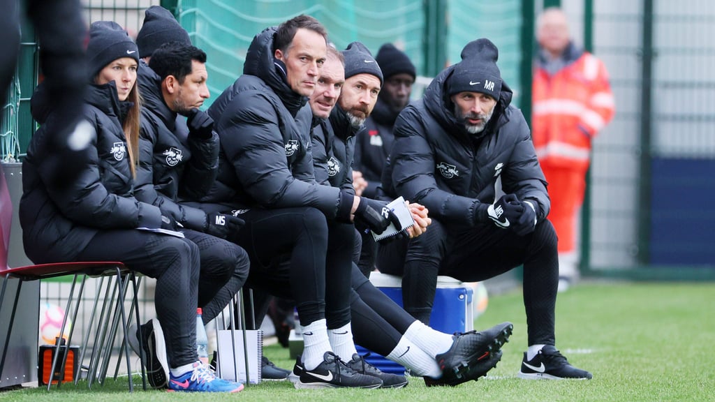 Arbeitsplatz auf der Eiskiste: Marco Rose und sein Assistententross.