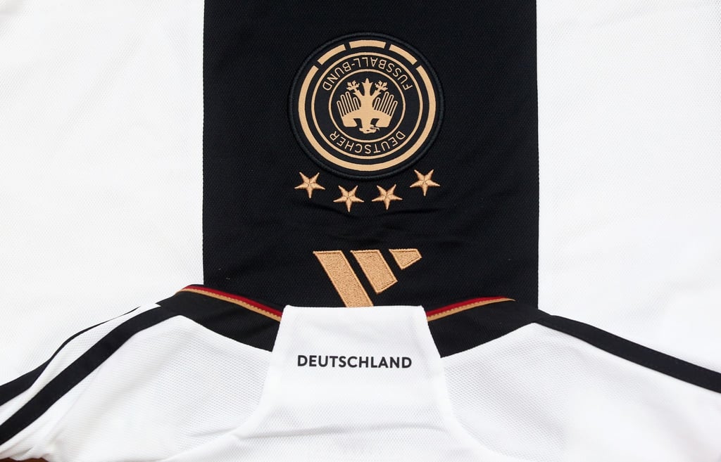 Es gibt Ungereimtheiten, woher das Plastik für die Trikots der deutschen Nationalmannschaft stammt.