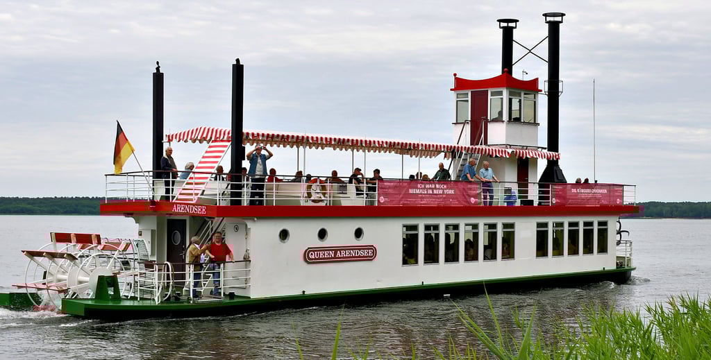 Das Schiff Queen Arendsee bei einer Fahrt auf der Blauen Perle.