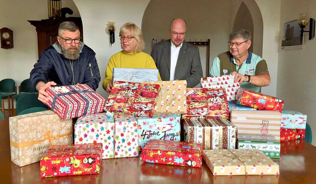 Michael Volta (2.v.r.) hat mit Verwaltung und Räten aus dem Seeland Päckchen für ukrainische Kinder gesammelt.