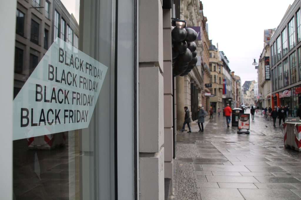Die Leipziger Straße in Halle - auch hier gibt es „Black Friday“ Angebote.