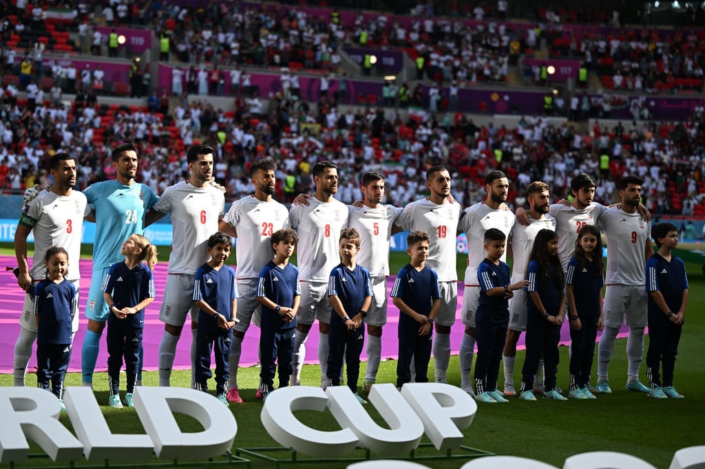 Irans Spieler bei der Nationalhymne vor dem Spiel gegen Wales.