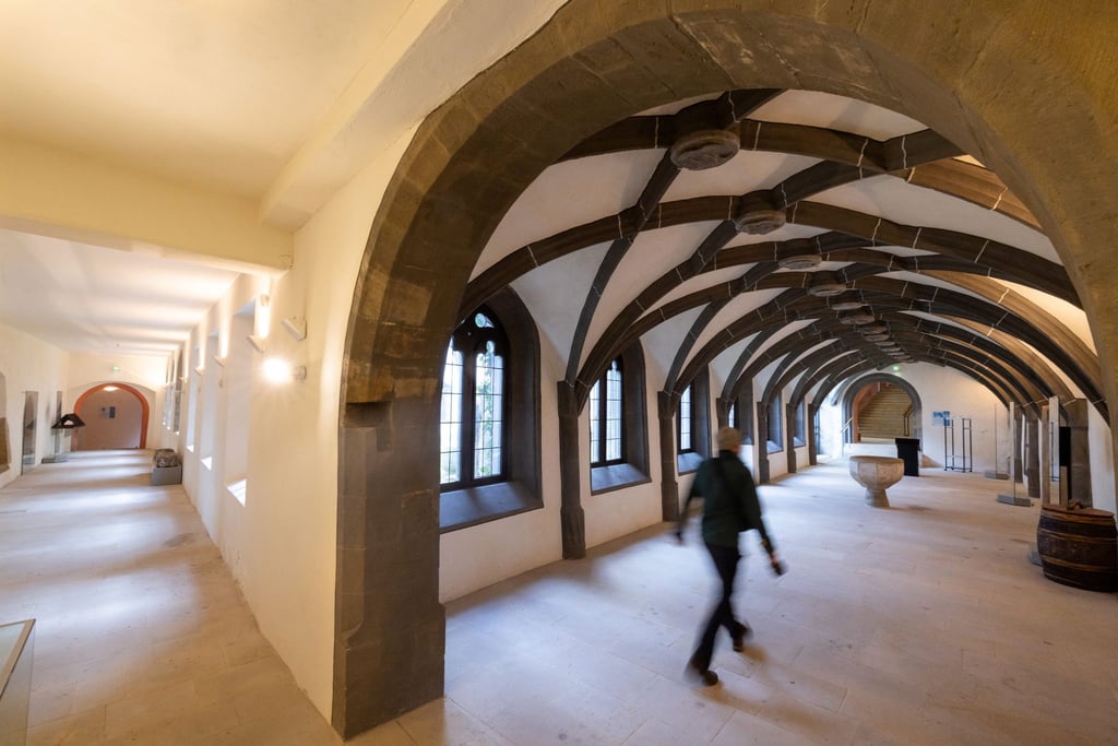Ein Mann läuft im Kreuzgang des Stadtmuseums.