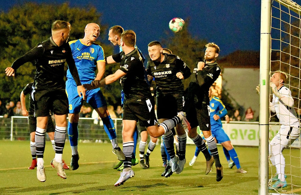 Während der FSV Barleben heute erneut  zu Hause spielt, empfängt der HSC um Eugen Schunaew (blaues Trikot) Bitterfeld.