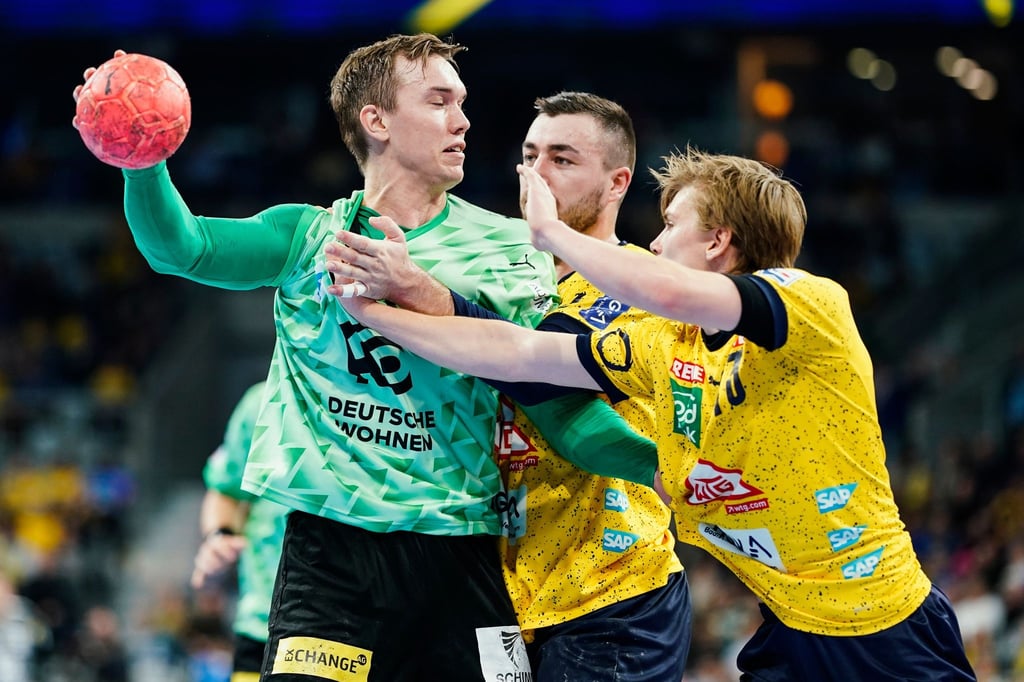 Lasse Bredekjaer Andersson (l) sowie Jannik Kohlbacher (M) und Benjamin Helander kämpfen um den Ball.