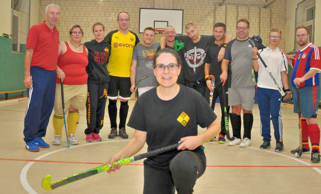 Sabine Elstermann, „Friedensengel“ des Jahres 2021, betreut zusammen mit ihrem Lebensgefährten Wolfgang Max (links) in Köthen das erste Specialhockey-Team in den Neuen Bundesländern.