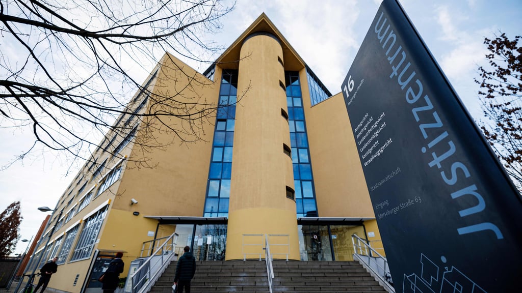 Im Sicherheitstrakt des Amtsgerichts Halle wird der Terrorverdächtigen IS-Frau der Prozess gemacht.