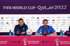 Englands Harry Kane (l) und Trainer Gareth Southgate sitzen während einer Pressekonferenz auf dem Podium.