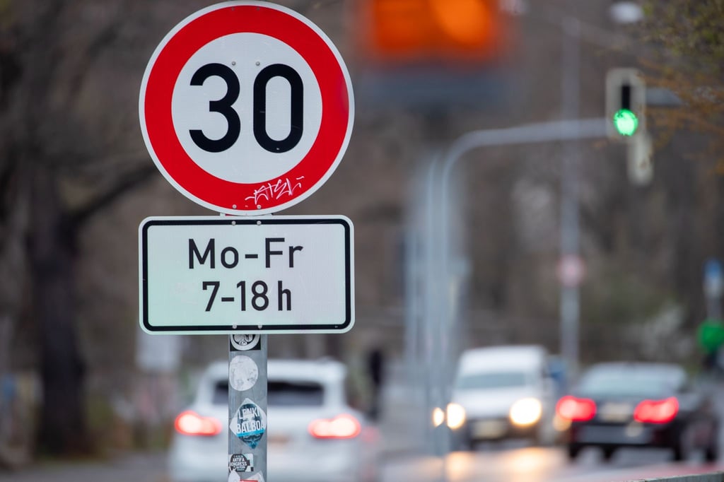 Ein Verkehrsschild weist auf eine zeitlich begrenzte Tempo-30-Zone hin.
