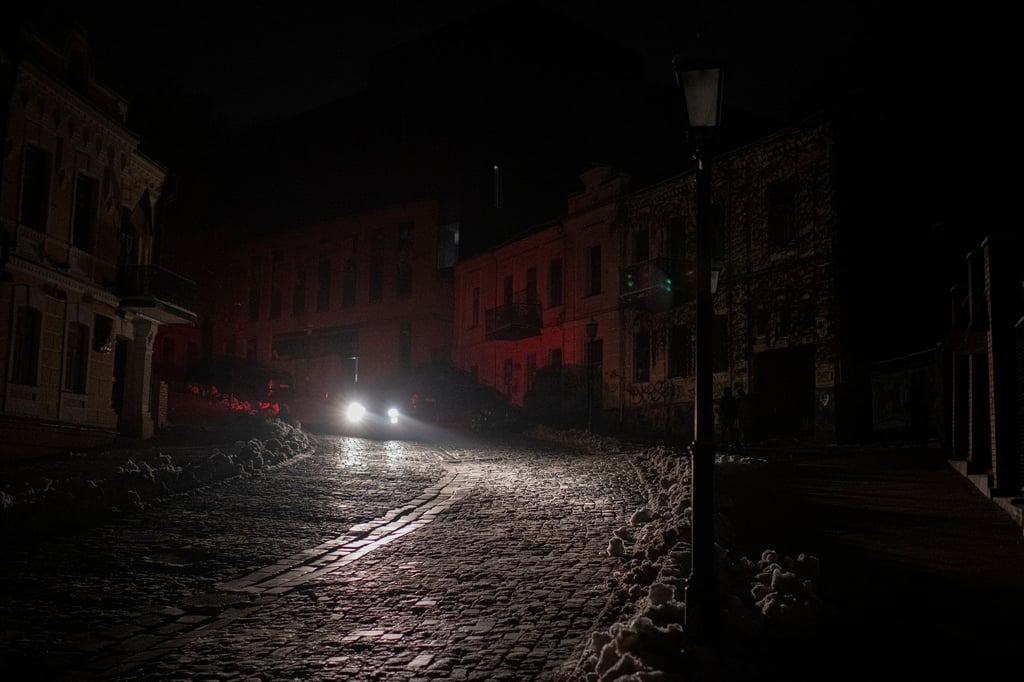 Ein Fahrzeug fährt während eines Stromausfalls nach einem russischen Raketenangriff.
