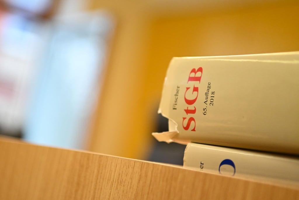Eine Strafgesetzbuch liegt in einem Sitzungssaal.