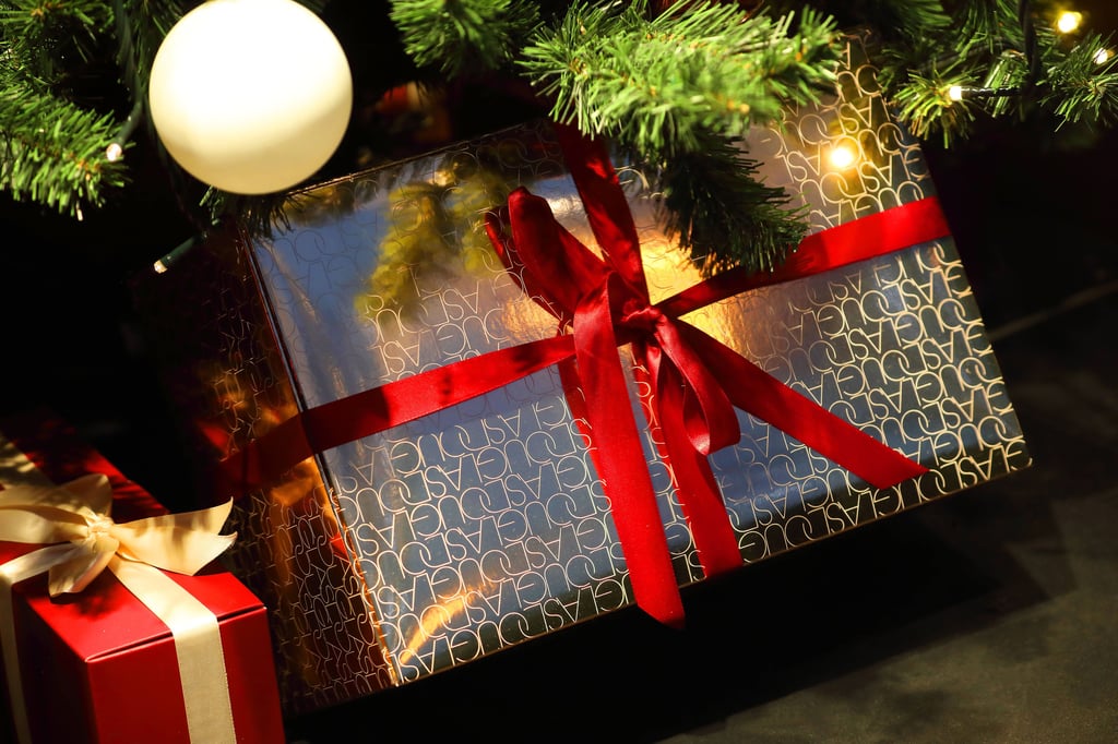 Ein verpacktes Weihnachtsgeschenk.