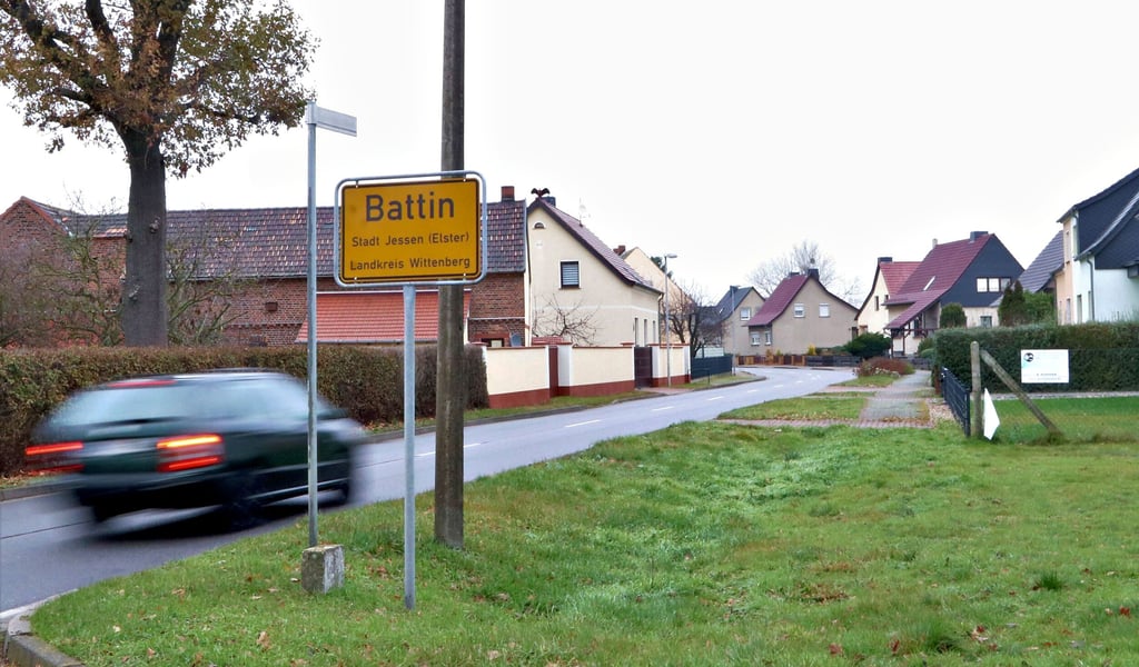 Anwohner in der Radschen Straße in Battin wünschen sich, dass sich Verkehrsteilnehmer an die zulässige Höchstgeschwindigkeit innerorts von 50 Kilometer pro Stunde halten.