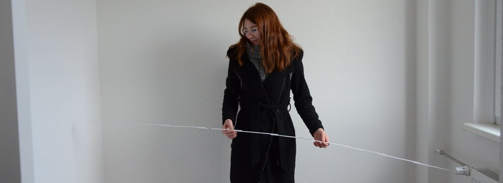 Zehntklässlerin der Lessing-Ganztags- und Gemeinschaftsschule mit Zollstock: Im Rahmen des Projektunterrichts lernen Schüler ihre eigene Wohnung zu gestalten.