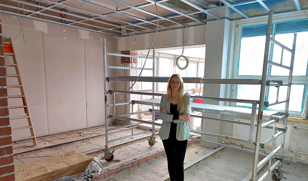 Annemarie Buttinger führt in Wittenberg durch die Hospizbaustelle.